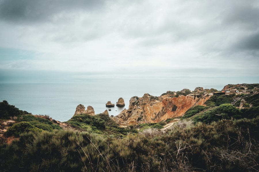 Les falaises de l’Algarve au bord de l’océan