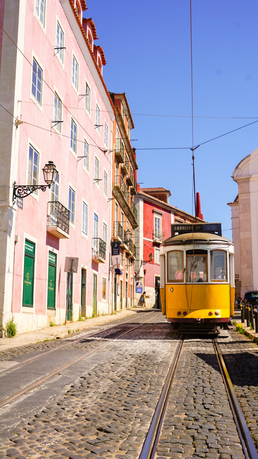 Un tramway jaune dans une rue de Lisbonne