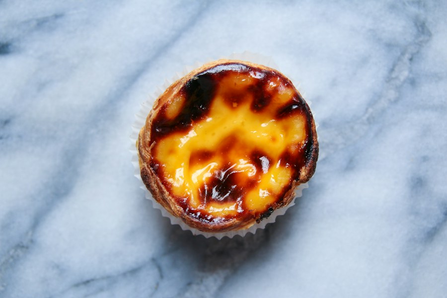 Un pastel de nata, petit gâteau portugais à la crème