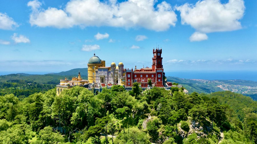 Le palais de Pena sur une colline à Sintra